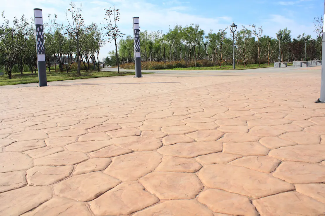 Zona de relax de una institución educativa con piso de hormigón impreso